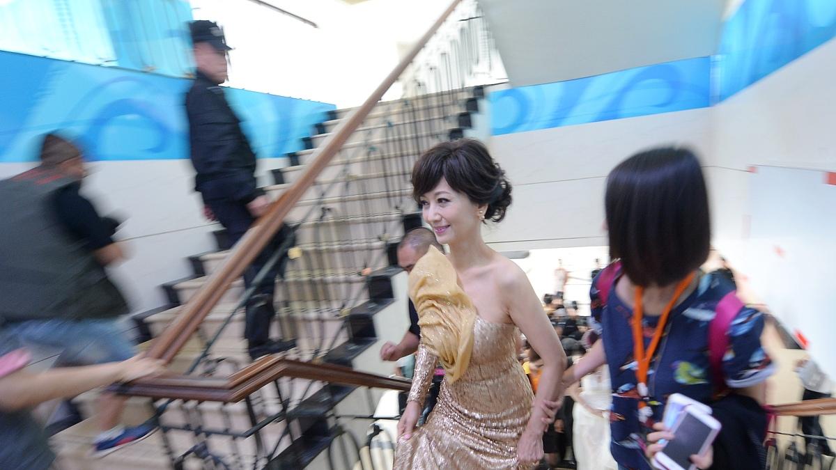 72岁赵雅芝生日派对惊现"反重力"表演！