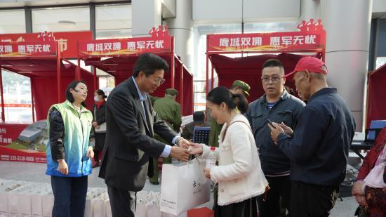 衣暖情深映担当 尊崇之光照征程 ——评“衣暖情深，爱献光荣”活动中的公益力量