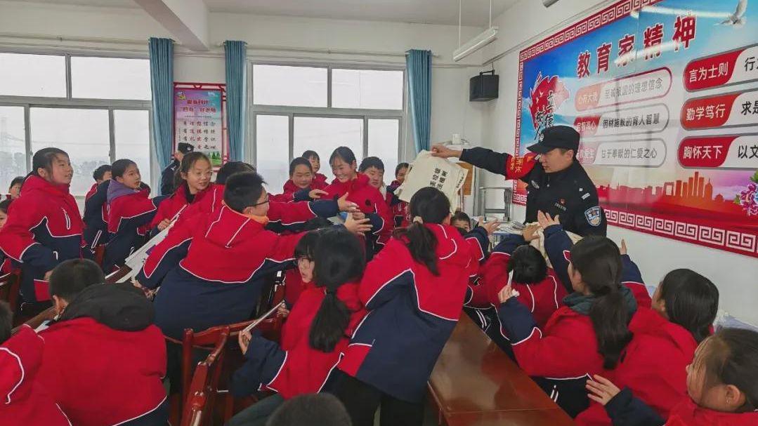 信阳东站派出所联合多单位开展铁路安全宣传活动