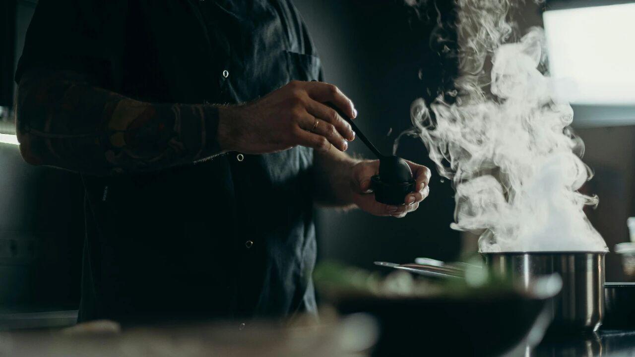 贵州威宁一农贸店老板被控杀妻案：是丈夫精心策划的杀妻现场，还是一场无人见证的意外？