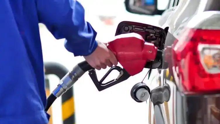 加油时的3个潜规则，不要让加油员这样做，否则会吃哑巴亏，记住