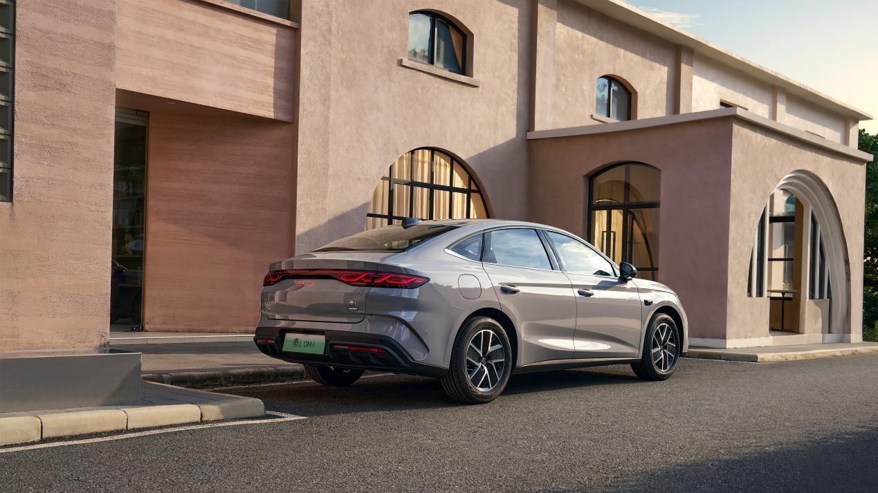 亏电油耗2.79L/100km！9.68万起的2026款秦L DM-i“杀疯了”