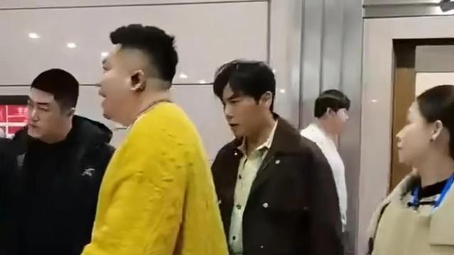 伊能静秦昊现身辽宁春晚后台，夫妻合唱超甜，伊能静光腿冷到发抖