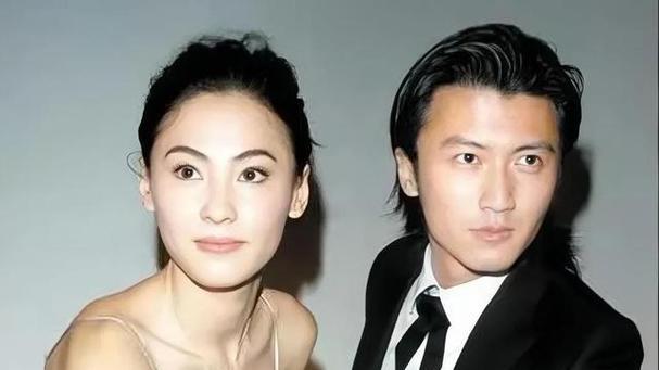 谢霆锋二儿子近照曝光和张柏芝长得一模一样，老大像爸老二像妈