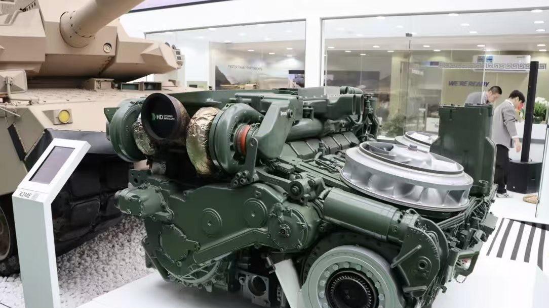 韩国“黑豹”K2ME亮相阿布扎比，比中国VT4更胜一筹？