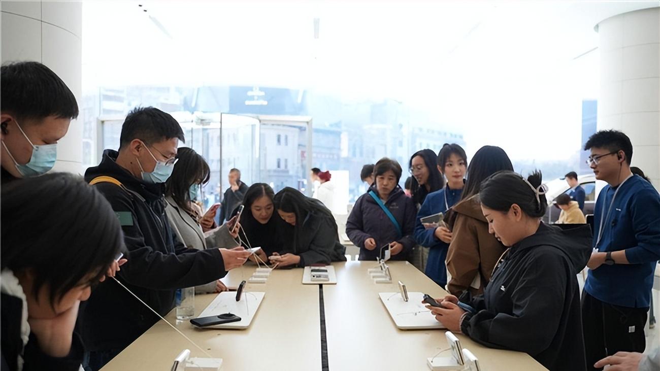 华为Pura X搭载鸿蒙操作系统 5，1610阔型屏提供沉浸式体验