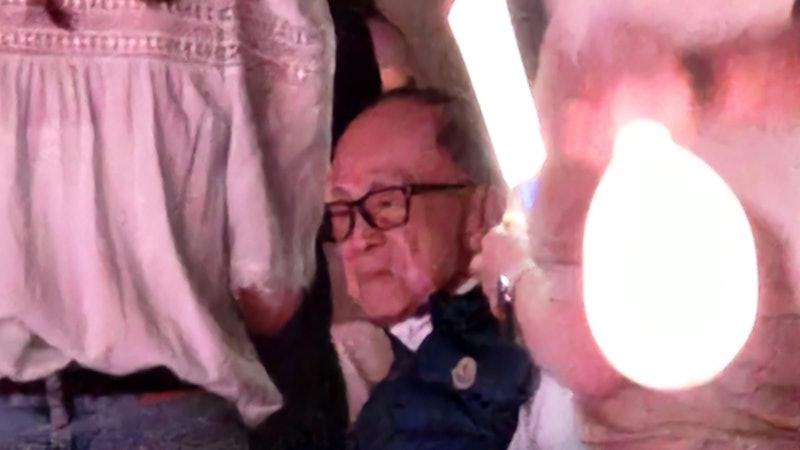 96岁首富李嘉诚携红颜知己现身演唱会，坐轮椅踩着音乐打拍子