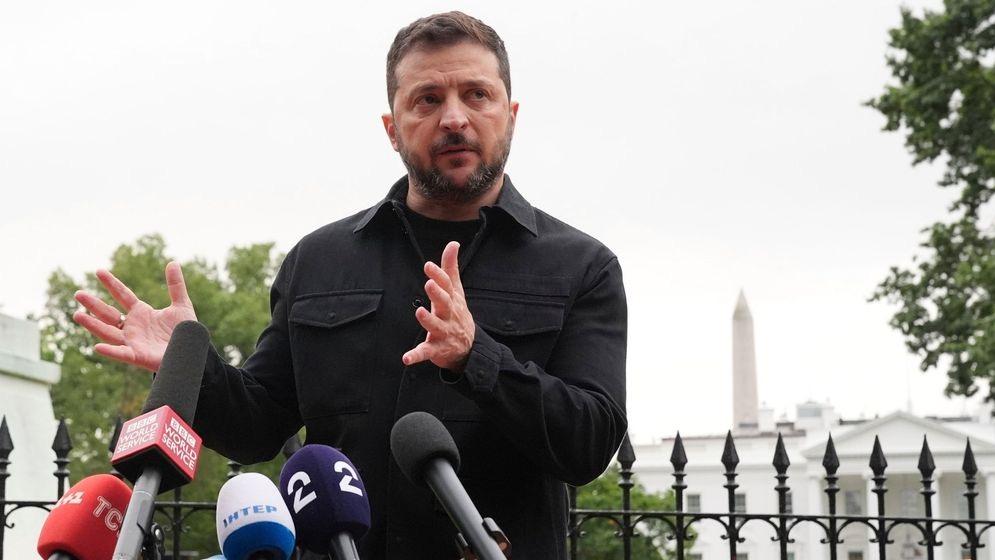 乌克兰机器人突破俄军防线救出被困33天伤兵，泽连斯基公开夸赞