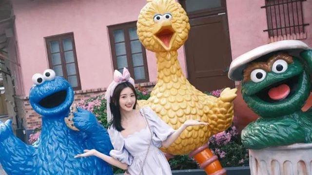 毛晓彤化身在逃公主，俏皮灵动宛如初恋，笑容灿烂迷人超治愈