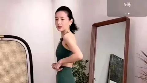 董洁直播不管卖什么都亲自试穿，自曝自己身高1米6，体重44公斤