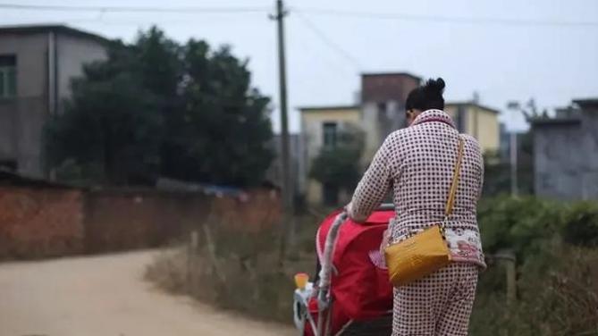 深山隐居40年：她的上半身是女人，下半身却是男人！