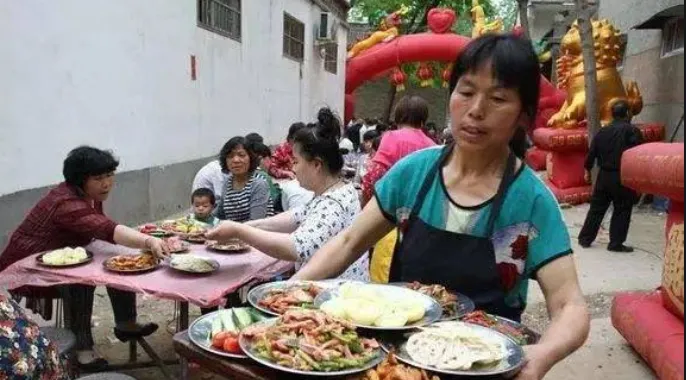 压到蒜苗，河南大妈怒砸奔驰车，才知有些人为什么一辈子过不好