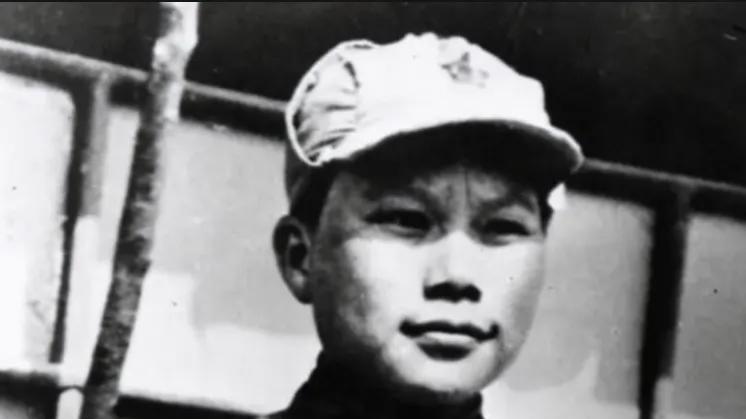 1937年，贺子珍和康克清的合影，注意看她们的眼神，绝非等闲之辈