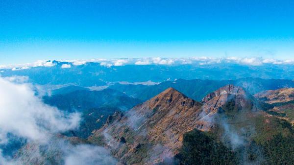 雪山下的秋日秘境：老君山九十九龙潭的诗意与坚守