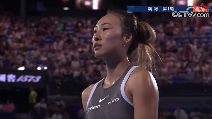 耗时75分钟！郑钦文7-6艰难拿下首盘 5-3领先险遭翻盘