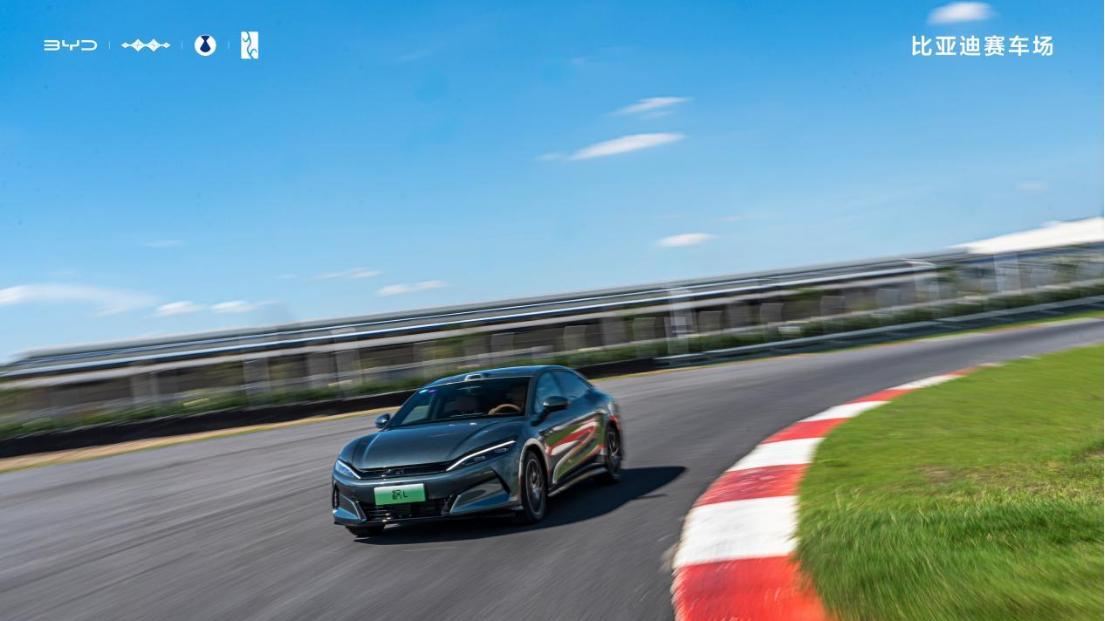 全速好玩尽在比亚迪赛车场，开启全民赛车新纪元
