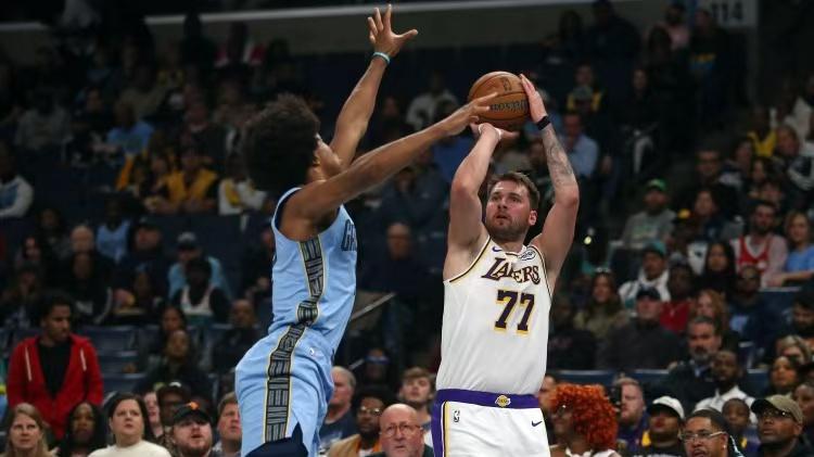 东契奇44+12无缘今日最佳，因为战神卡32+5+5+6断+绝杀，梦回巅峰