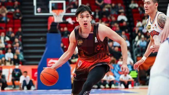 CBA常规赛：黑马崛起，积分榜风云变幻，谁能笑到最后？