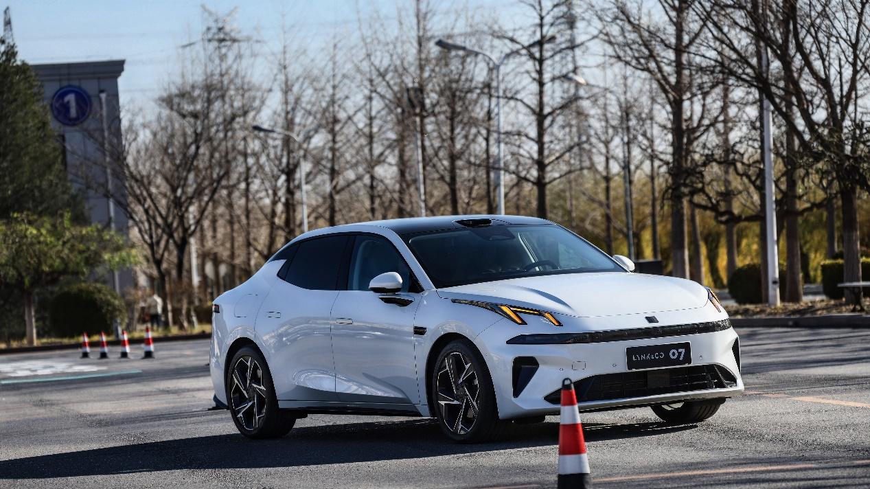 停车难终结者来了，全新领克07EM-P用实力重新定义好上手