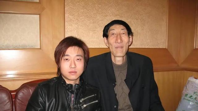 中国第一巨人鲍喜顺：不听医生劝告非要生子，现在儿子长到多高？