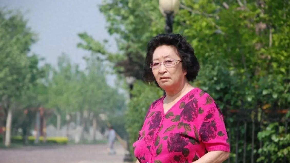 老戏骨彭玉：丈夫瘫痪8年不离不弃，丈夫去世后女儿做媒嫁亲姐夫