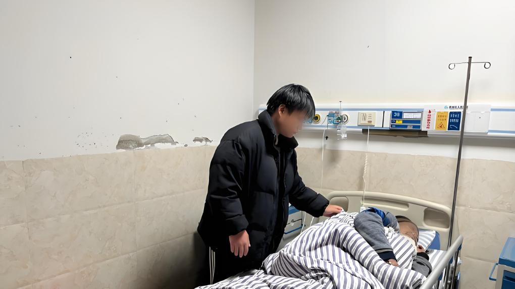 广东儿子卖车救父，父亲走后儿媳搬床，被子下真相让人泪崩！