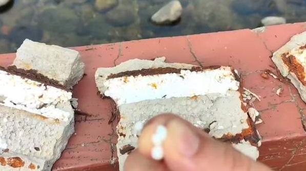 成都一公园使用泡沫塑料作为河道栏杆内芯