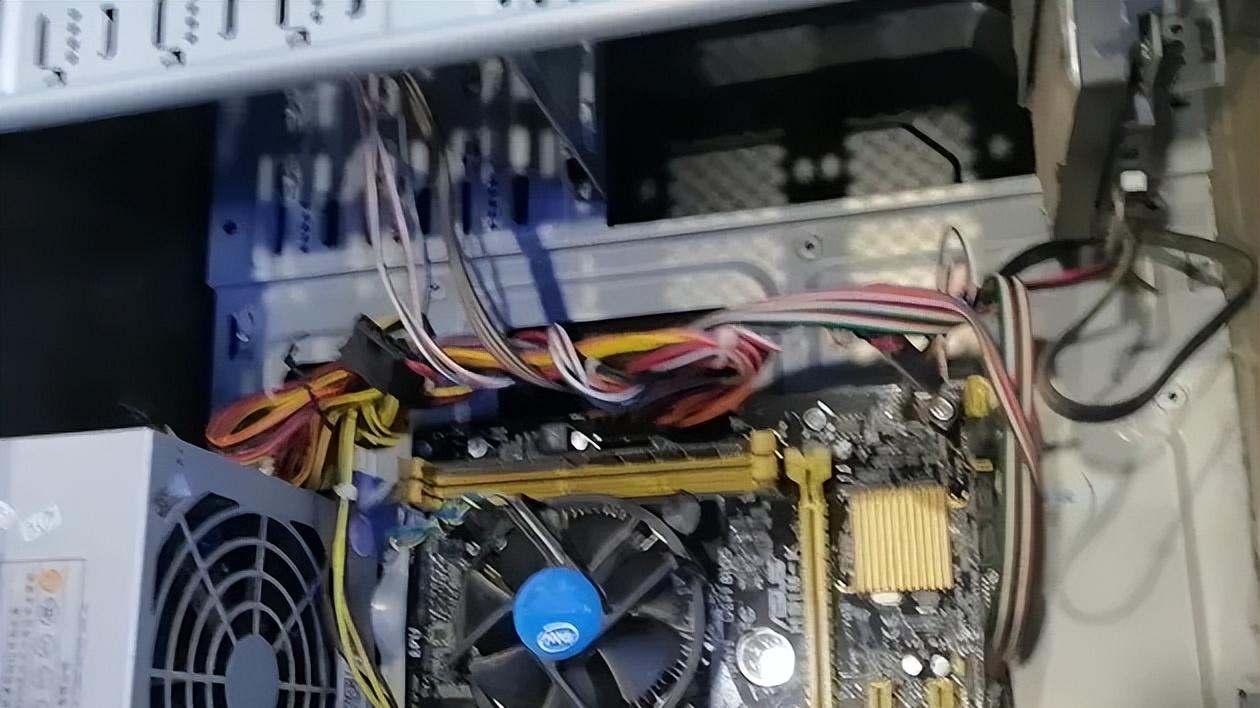 入职到新公司，给配了台10多年前的电脑，这连表格都打不开的垃圾让我有了离职的念头，后来想了个办法完美