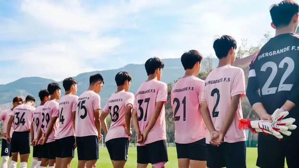 4-1广州豹！国少小将戴帽，恒大足校晋级八强