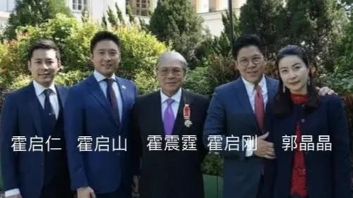 霍启刚遇大妈拦路要合影，众人围堵场面混乱，举动被赞有涵养