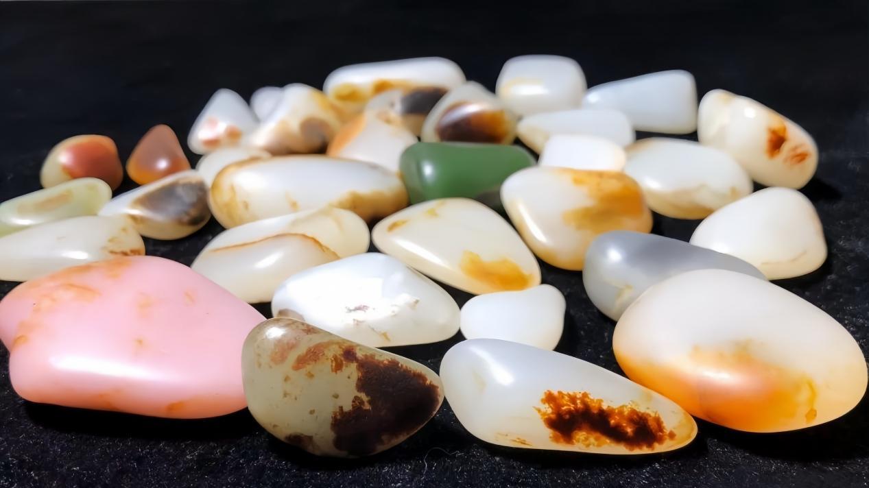 同样是籽料，有皮的价格翻几倍？20年老玩家揭秘皮色背后的门道