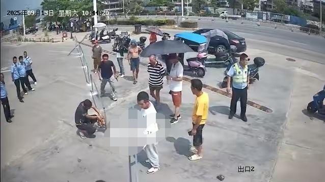 合法加油站遭围堵，镇政府建议“花钱买平安”，派出所建议停业