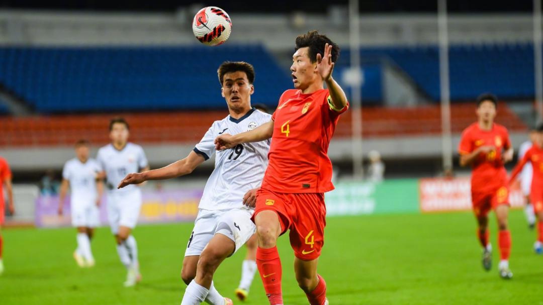 国足战乌兹别克：4231阵型亮剑，新疆小将扛旗，今夜为冠军而战！