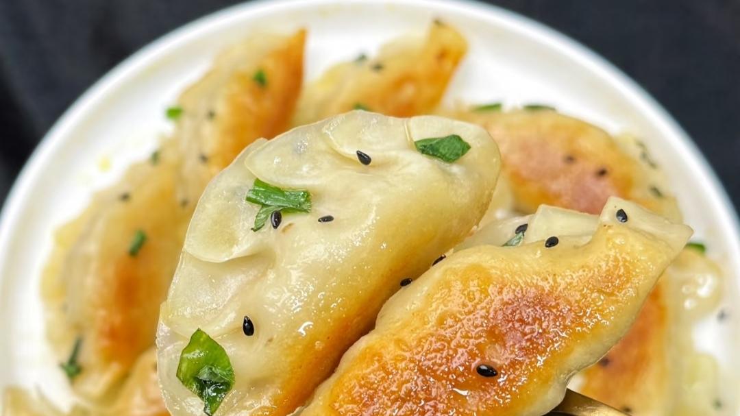 巨好吃的脆底煎饺，一口咬下，酥脆焦香唤醒家的温度
