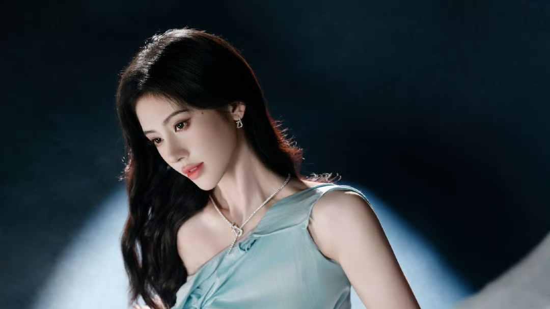 鞠婧祎蓝裙写真美到窒息！人鱼公主本人出没