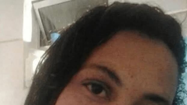 痛心！9 岁男孩因被催回家，竟持刀刺死母亲。