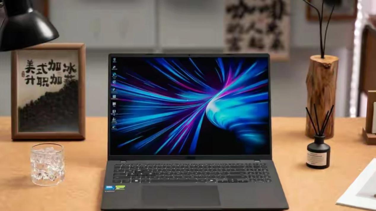 年终焕新装备认准华硕无畏Pro16 2025，全场景澎湃性能