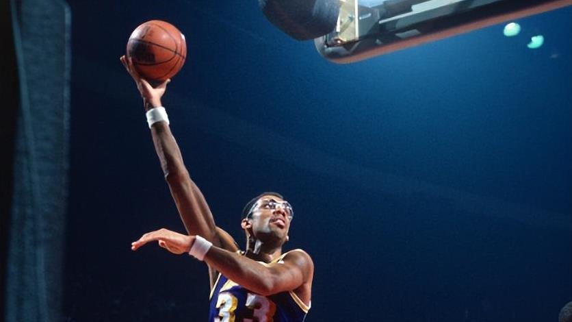 这5人单赛季同时做到MVP+得分王+夺冠 现役仅1人