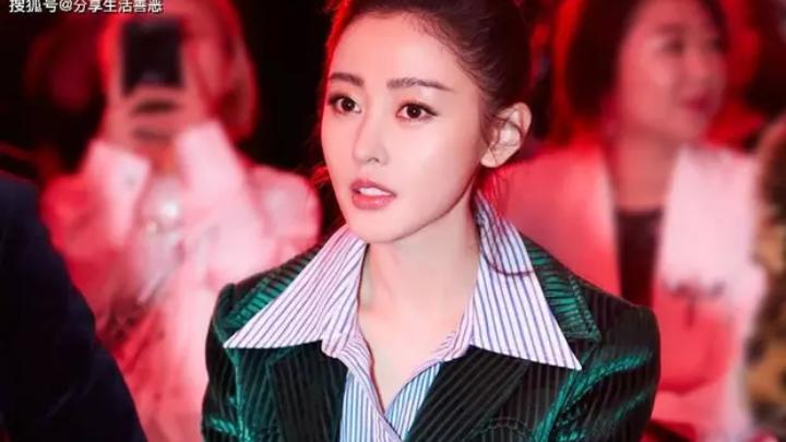 张天爱帅气爆表，蓝色条纹衬衣搭墨绿西服，霸气演绎女王风范！