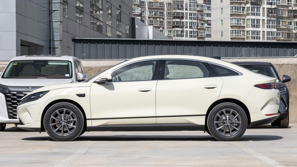 ?比亚迪“放大招”！“多巴胺”限定车衣，颜值不输小米SU7，仅售十万出头