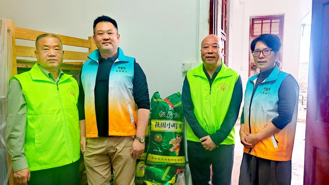 书画义卖传爱心 福延公益为马尾雨花斋捐赠1000斤大米