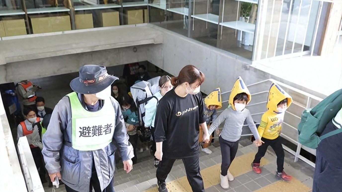 高市早苗继续玩火，12万冲绳人演练大撤离，预设战场干涉台海