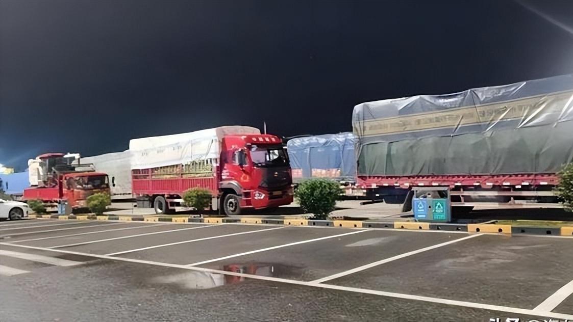 高速上的绿色光束有何用？老司机：不了解这个，夜间别上高速！