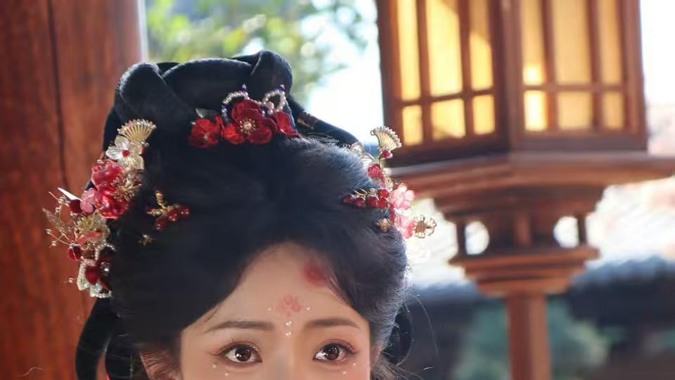 数据炸裂！王路晴《满级主母来上班》首日数据创短剧新纪录