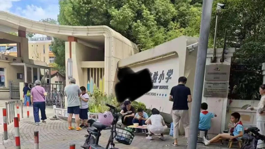 上海家长：“送饭后，孩子不用偷带食物蹲厕所吃了”