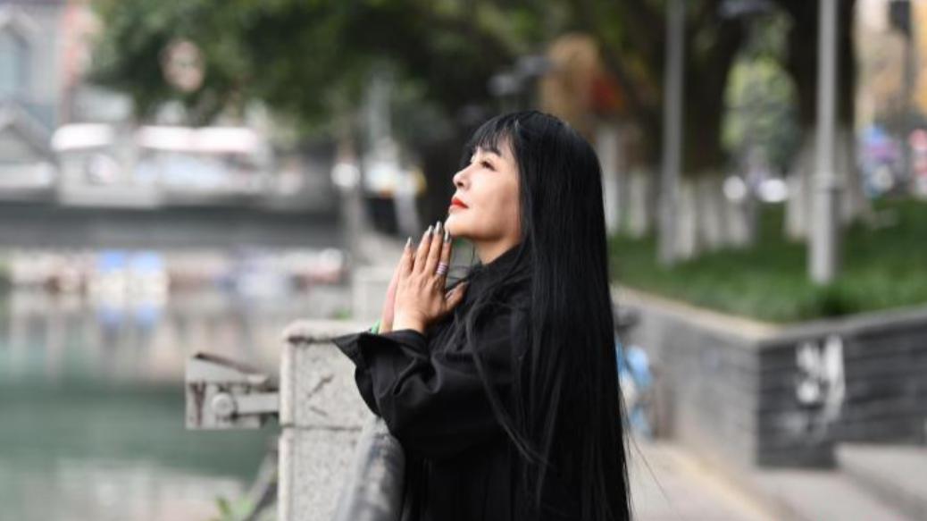 从争议情路到音乐重生，千百惠独居成都的清醒人生