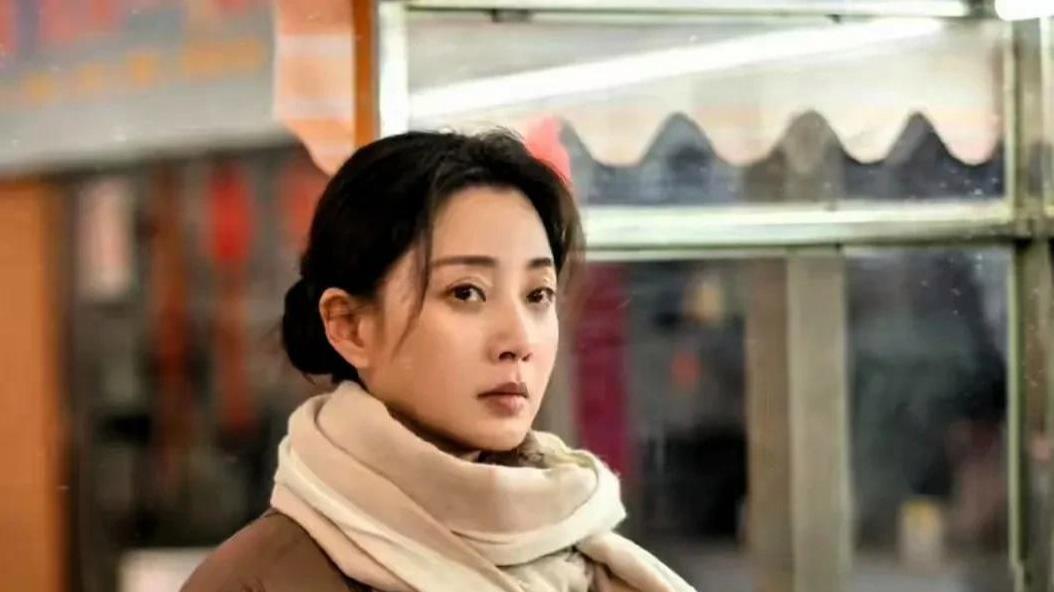 “45岁殷桃吊带装惹议！网友：衰老有罪还是审美畸形？”