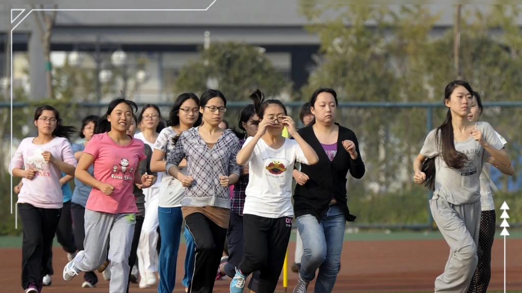大学变高中？晨跑打卡+家长请假，谁偷走了我们的“自由”？
