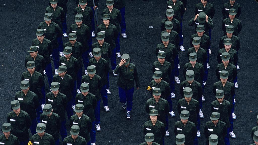 一边保物资一边囤弹药，日本正在双线备战