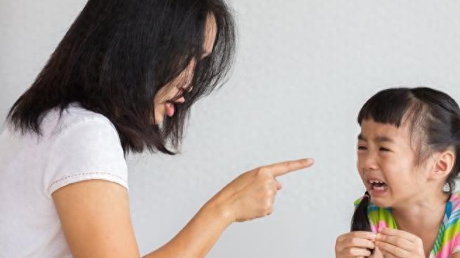 许多父母认为家里必须有一个让孩子“害怕”的人，才能有效地管教他们